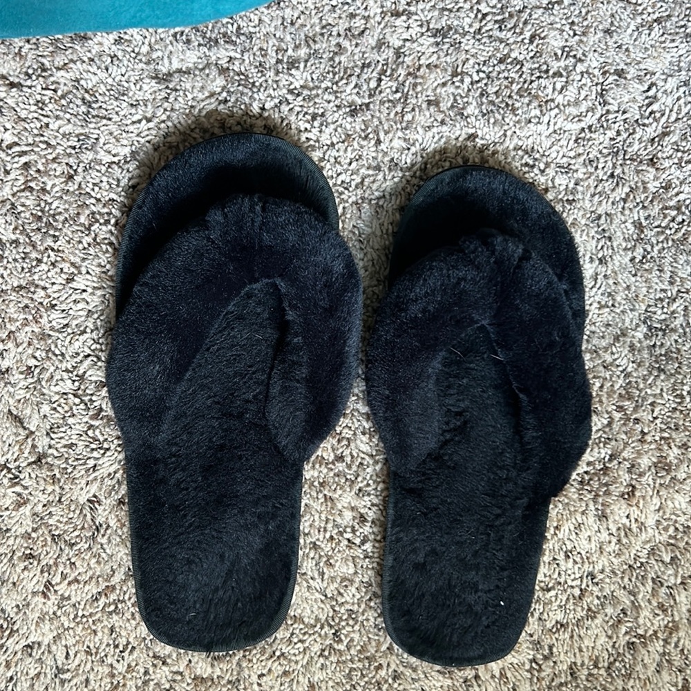 Black fluffy flip flop slippers